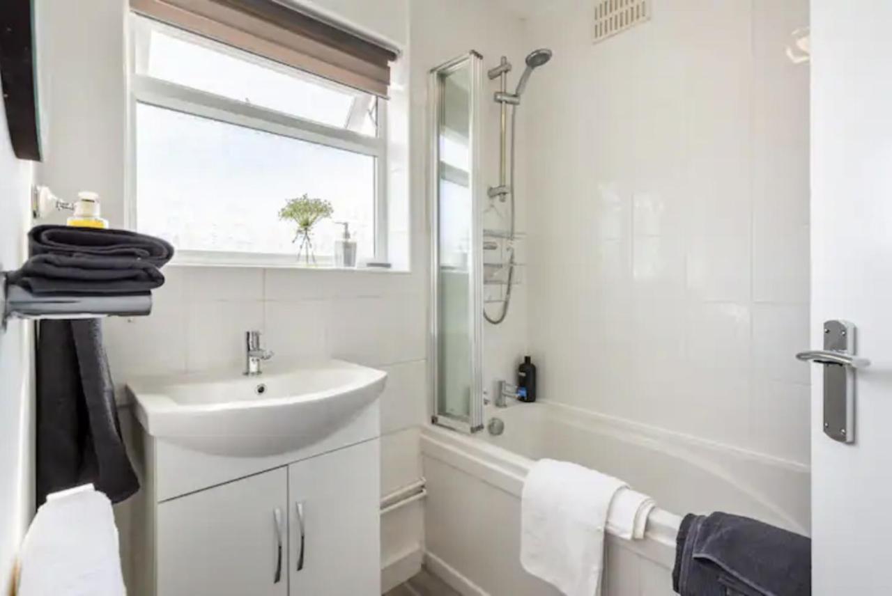 Luxury 3-Bed Apartment Near To London With Parking Hornchurch Exterior foto