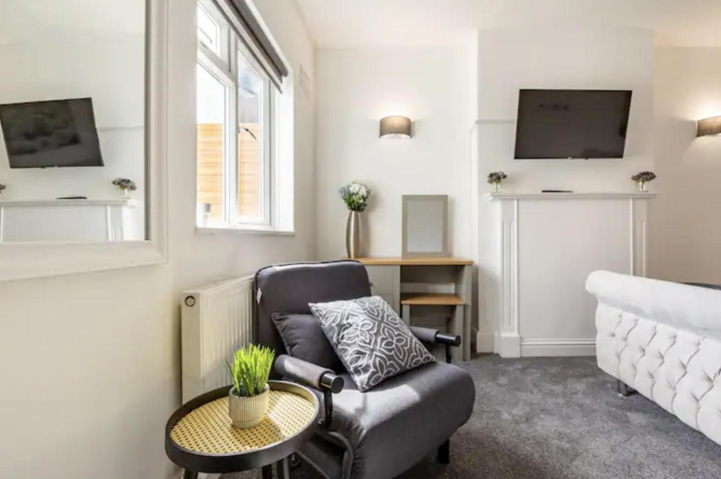 Luxury 3-Bed Apartment Near To London With Parking Hornchurch Habitación foto