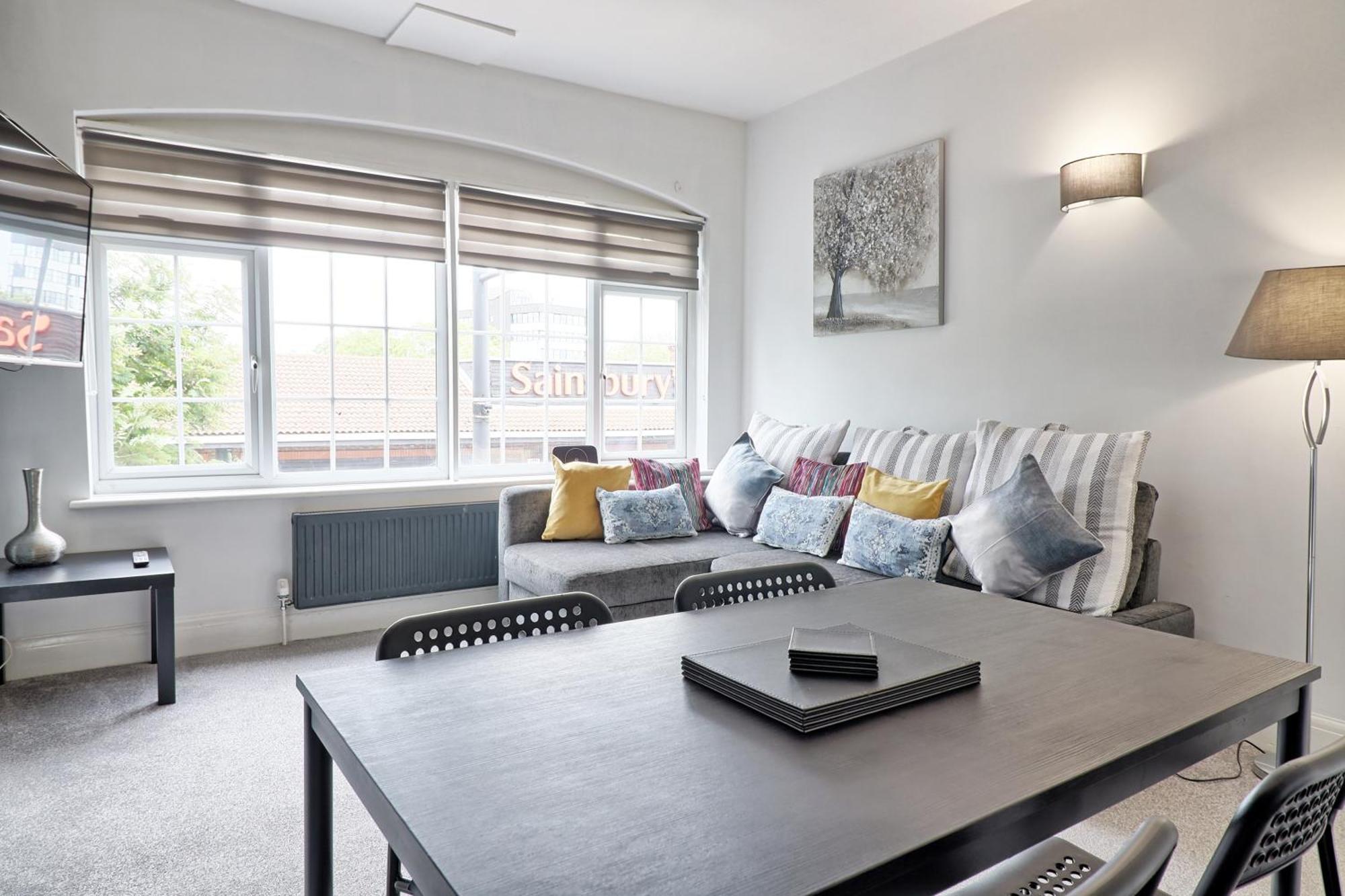 Luxury 3-Bed Apartment Near To London With Parking Hornchurch Exterior foto